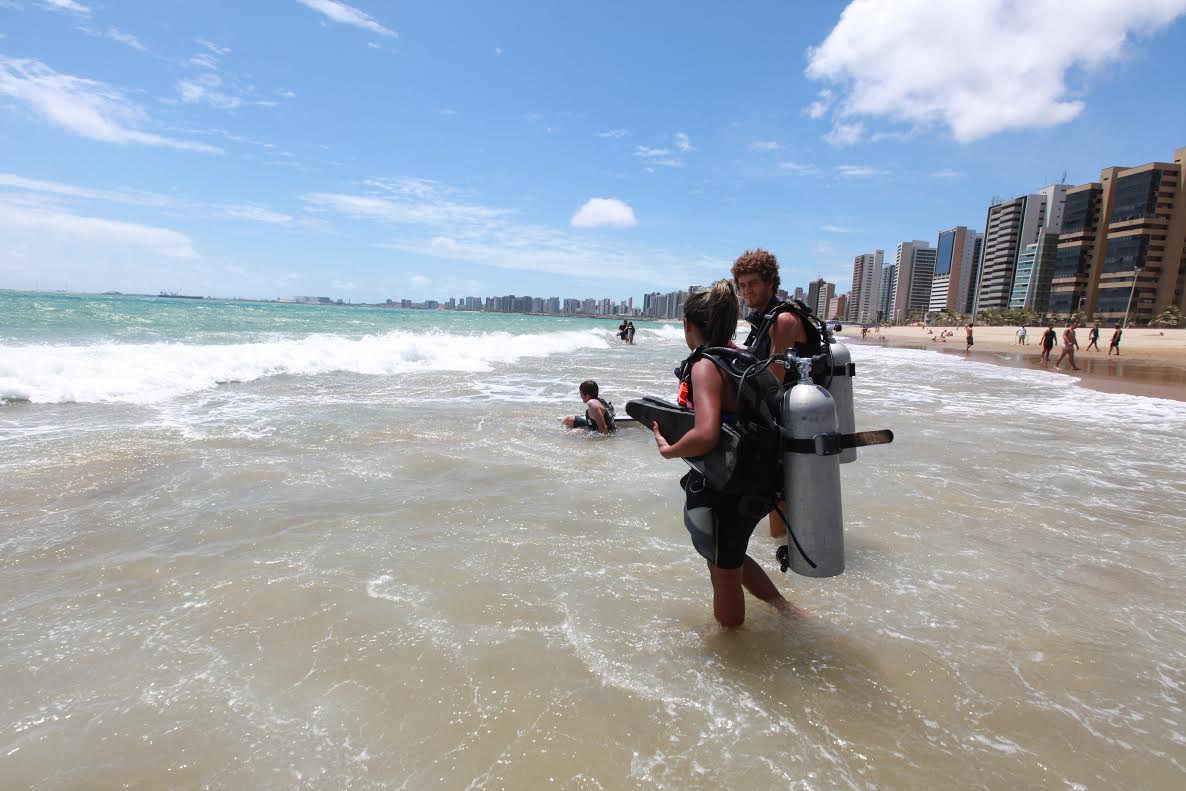 mergulhador se prepara para entrar no mar